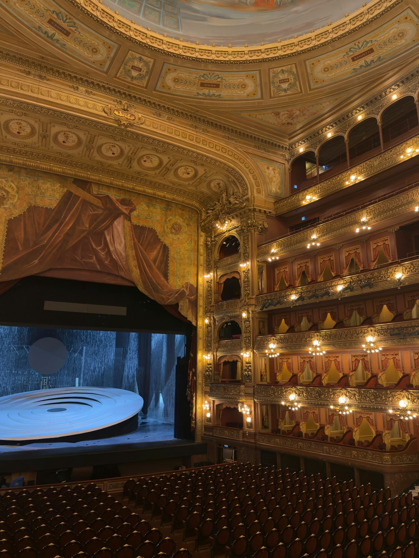 Dal dramma alla commedia: i generi teatrali spiegati per tutti